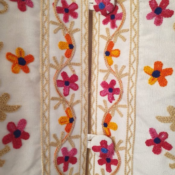 White Embroidered Cape - Picture 6 of 7